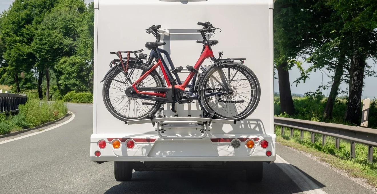 reglementations-et-installation-des-porte-velos-sur-hayon-sur-toit-ou-sur-boule-dattelage