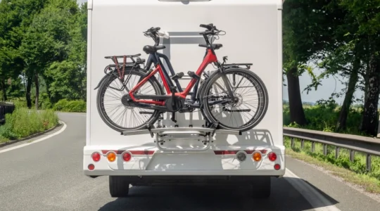 reglementations-et-installation-des-porte-velos-sur-hayon-sur-toit-ou-sur-boule-dattelage